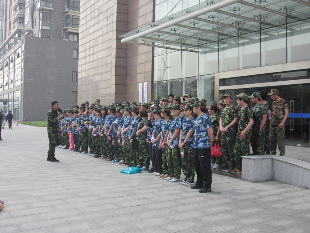 莞酈為企業(yè)營銷打造團隊精神，邀請智慧家-肖振宇先生為公司講課