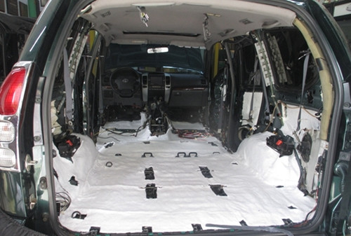 剛買的伊蘭特車尾沒(méi)裝防撞鋼梁，隔音棉偷工減料